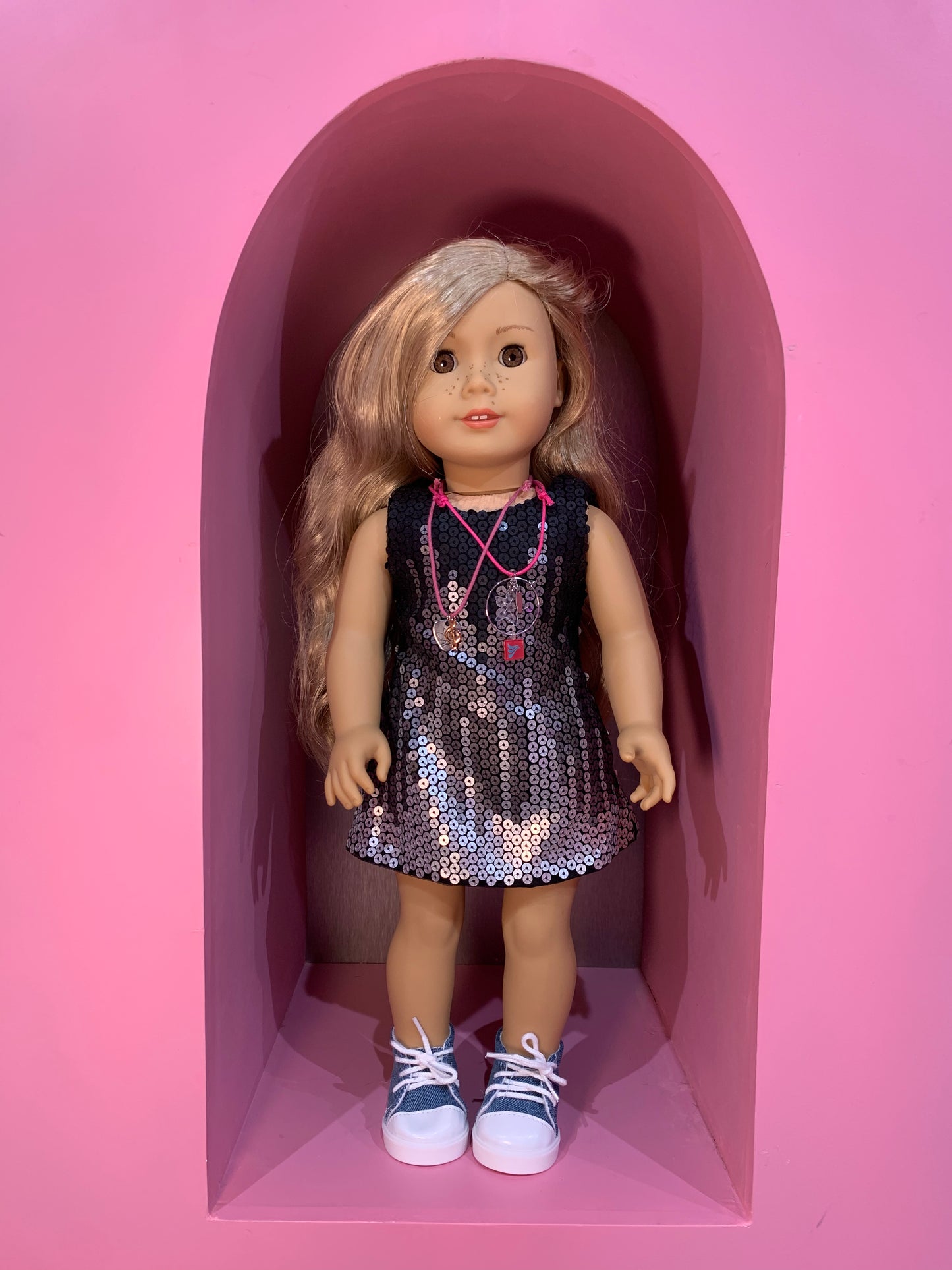 Muñeca American Girl Truly Me rubia con pecas • Vestido negro lentejuelas | Pre-Loved