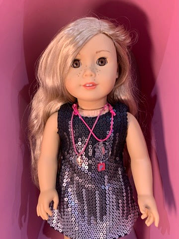 Muñeca American Girl Truly Me rubia con pecas • Vestido negro lentejuelas | Pre-Loved
